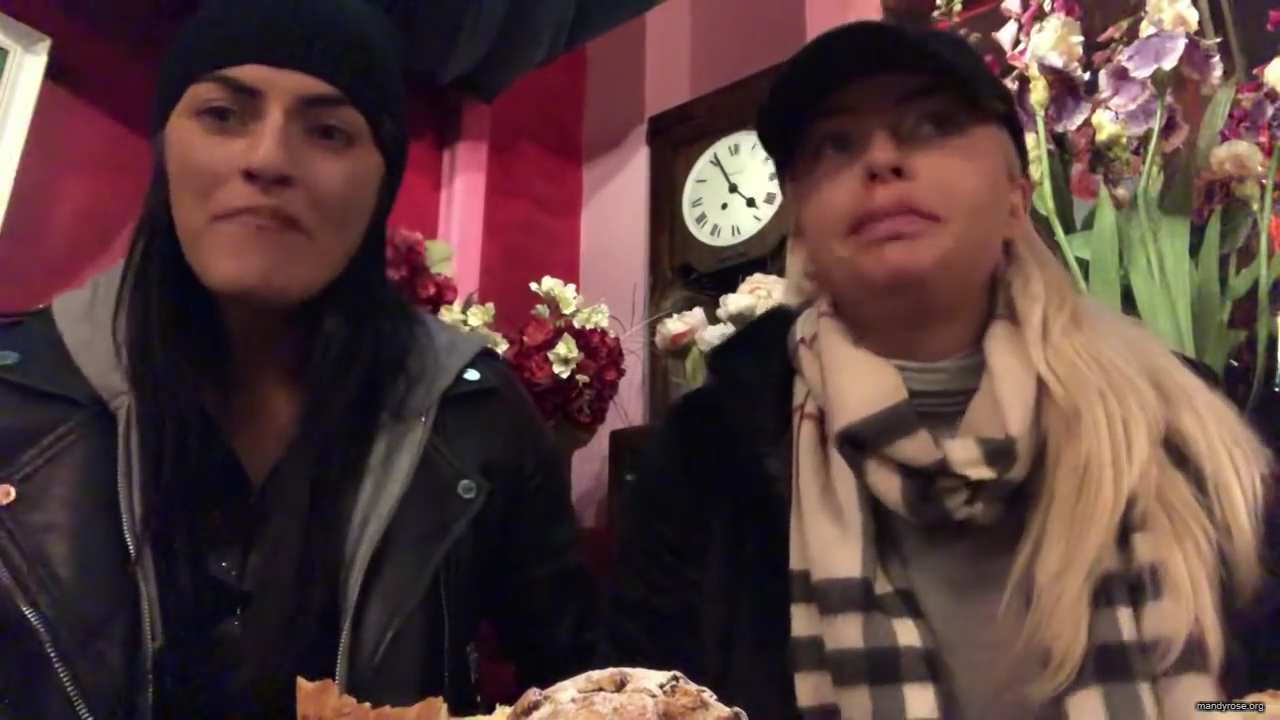 SPECIAL_Episode_of_DAMANDYZ_DONUTZ_in_Manchester_England_at_Richmond_Tea_Rooms21_________mp40151.jpg