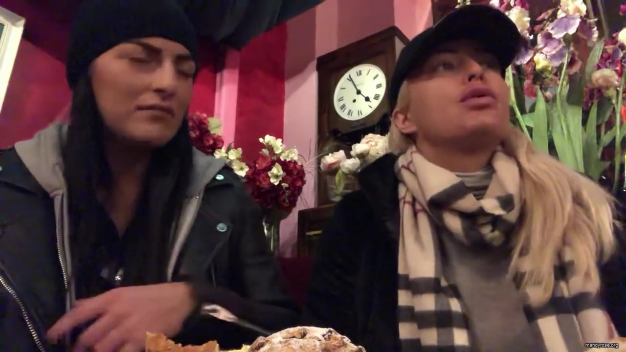 SPECIAL_Episode_of_DAMANDYZ_DONUTZ_in_Manchester_England_at_Richmond_Tea_Rooms21_________mp40152.jpg