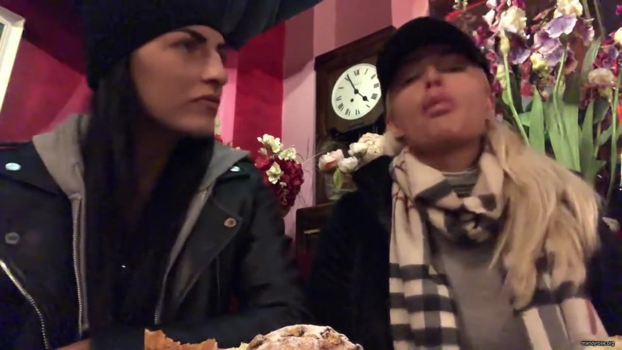 SPECIAL_Episode_of_DAMANDYZ_DONUTZ_in_Manchester_England_at_Richmond_Tea_Rooms21_________mp40153.jpg