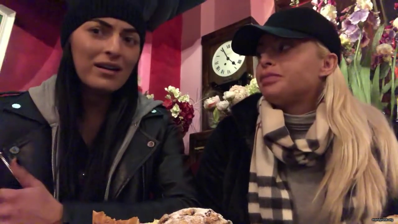 SPECIAL_Episode_of_DAMANDYZ_DONUTZ_in_Manchester_England_at_Richmond_Tea_Rooms21_________mp40155.jpg