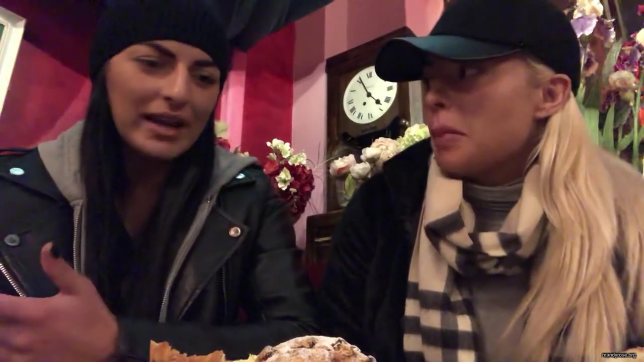 SPECIAL_Episode_of_DAMANDYZ_DONUTZ_in_Manchester_England_at_Richmond_Tea_Rooms21_________mp40156.jpg