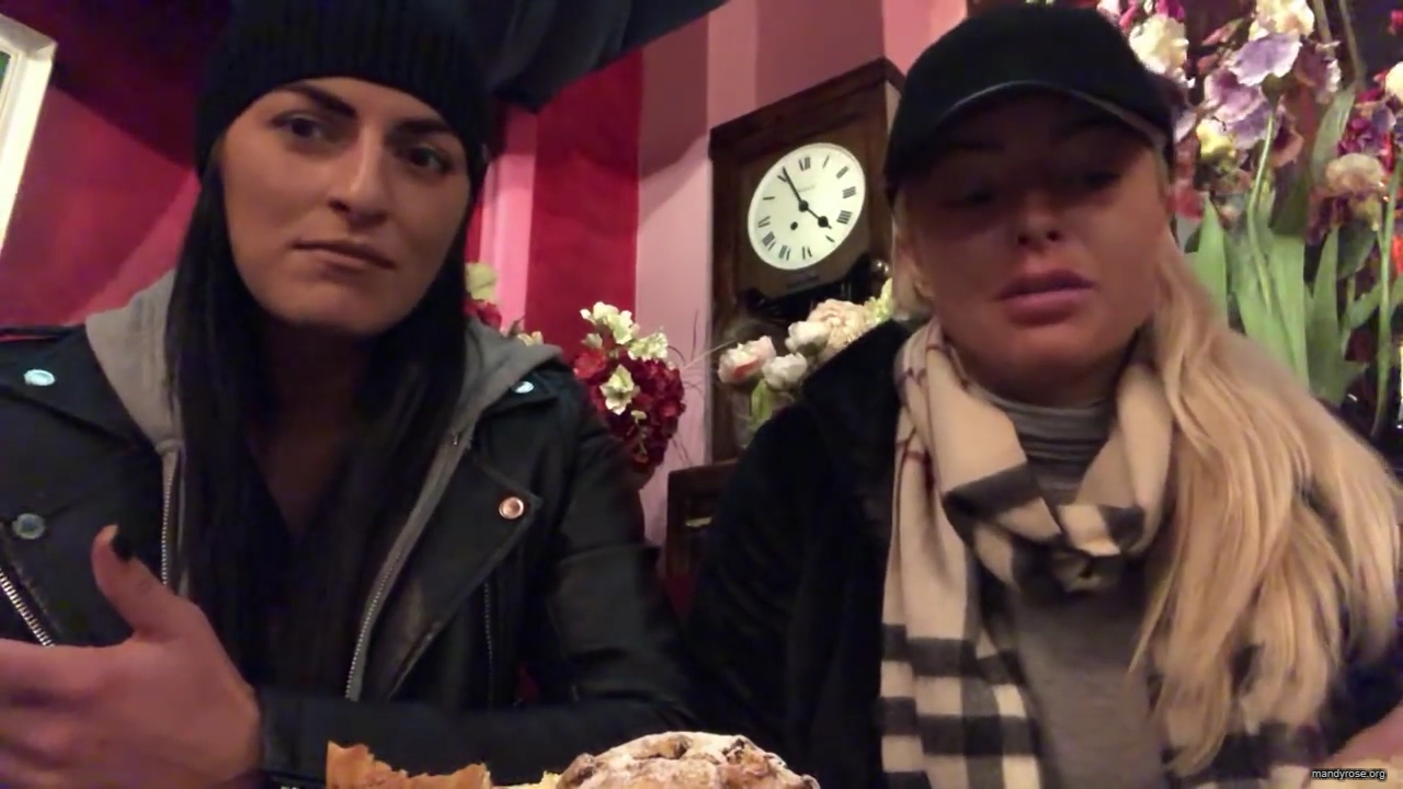 SPECIAL_Episode_of_DAMANDYZ_DONUTZ_in_Manchester_England_at_Richmond_Tea_Rooms21_________mp40158.jpg