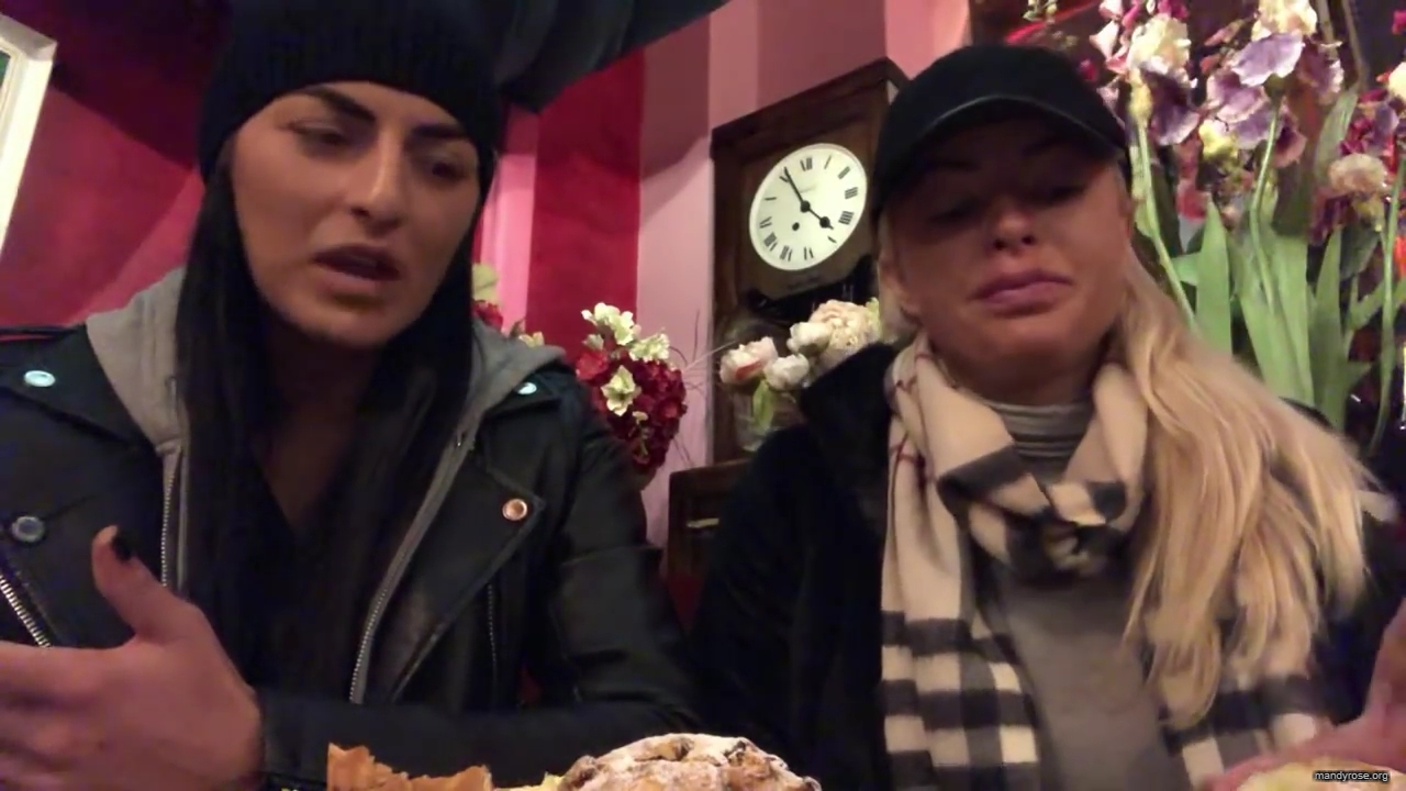SPECIAL_Episode_of_DAMANDYZ_DONUTZ_in_Manchester_England_at_Richmond_Tea_Rooms21_________mp40159.jpg