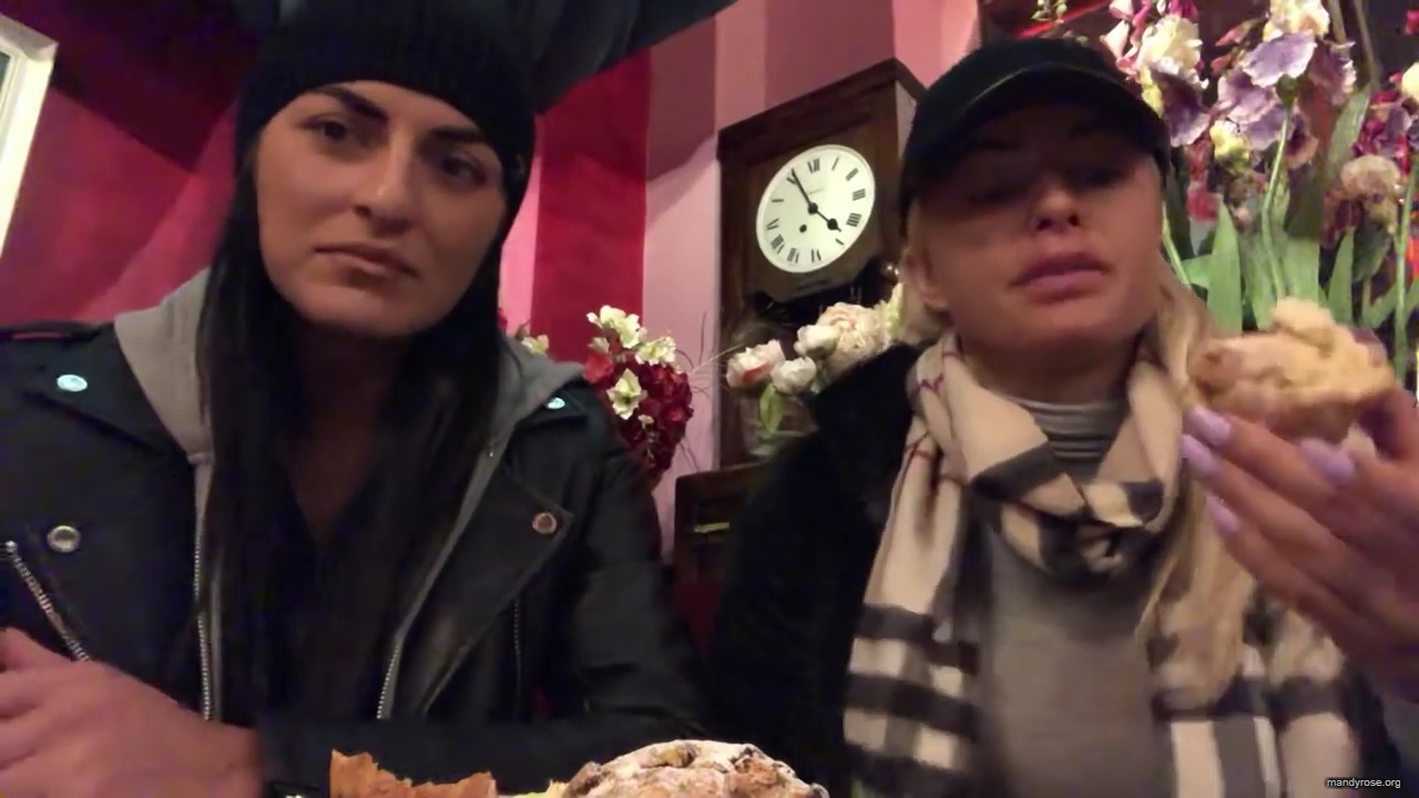 SPECIAL_Episode_of_DAMANDYZ_DONUTZ_in_Manchester_England_at_Richmond_Tea_Rooms21_________mp40160.jpg