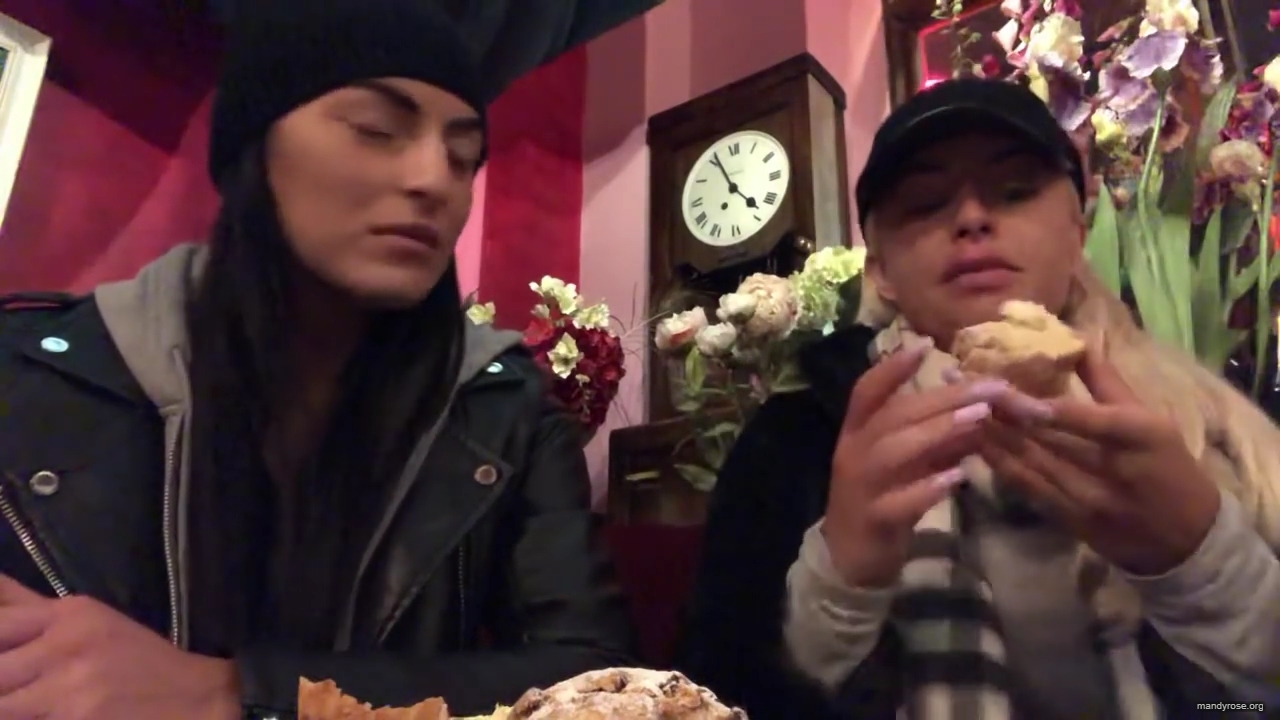 SPECIAL_Episode_of_DAMANDYZ_DONUTZ_in_Manchester_England_at_Richmond_Tea_Rooms21_________mp40161.jpg