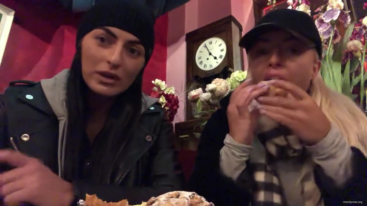 SPECIAL_Episode_of_DAMANDYZ_DONUTZ_in_Manchester_England_at_Richmond_Tea_Rooms21_________mp40162.jpg
