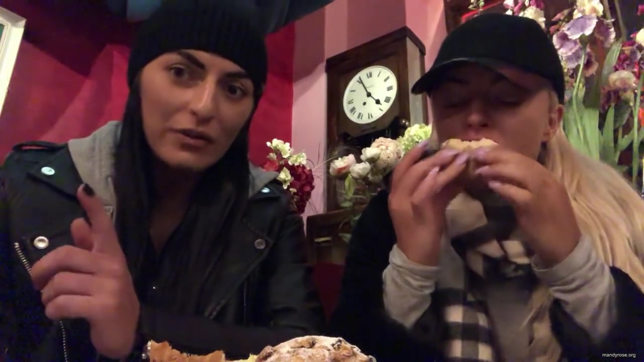 SPECIAL_Episode_of_DAMANDYZ_DONUTZ_in_Manchester_England_at_Richmond_Tea_Rooms21_________mp40163.jpg