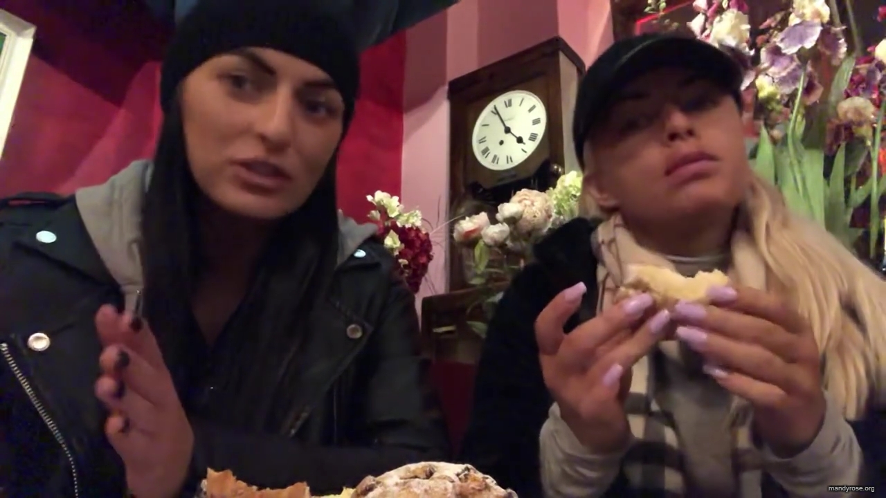 SPECIAL_Episode_of_DAMANDYZ_DONUTZ_in_Manchester_England_at_Richmond_Tea_Rooms21_________mp40164.jpg