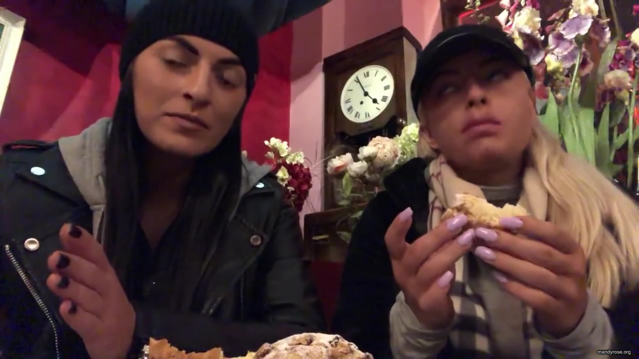 SPECIAL_Episode_of_DAMANDYZ_DONUTZ_in_Manchester_England_at_Richmond_Tea_Rooms21_________mp40165.jpg