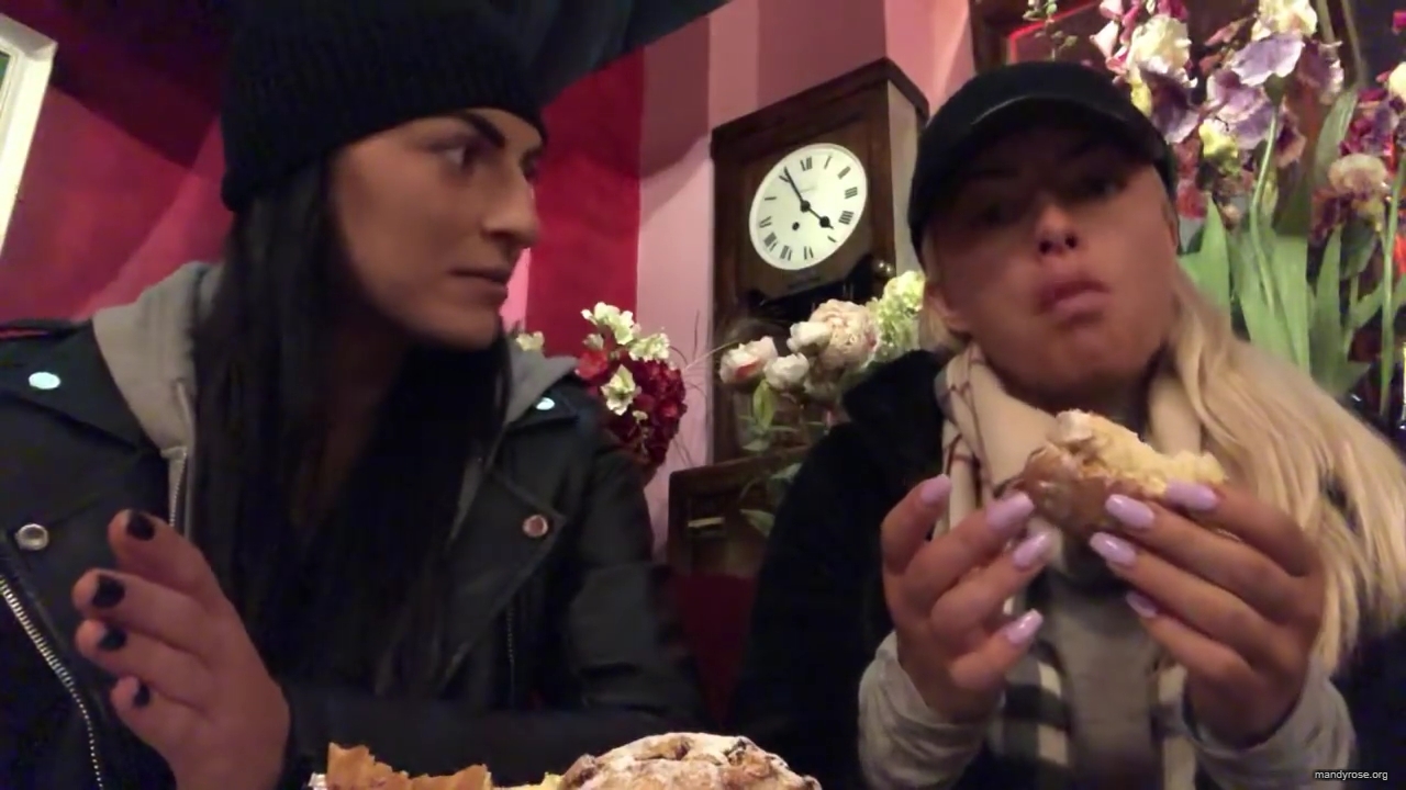 SPECIAL_Episode_of_DAMANDYZ_DONUTZ_in_Manchester_England_at_Richmond_Tea_Rooms21_________mp40166.jpg