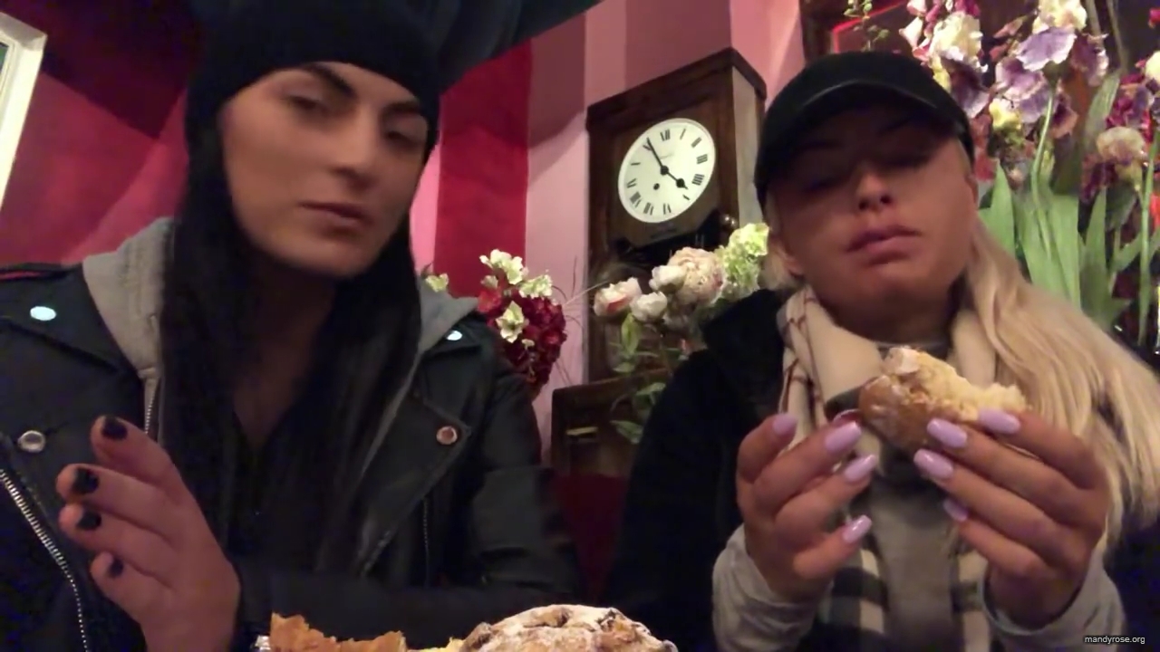 SPECIAL_Episode_of_DAMANDYZ_DONUTZ_in_Manchester_England_at_Richmond_Tea_Rooms21_________mp40167.jpg