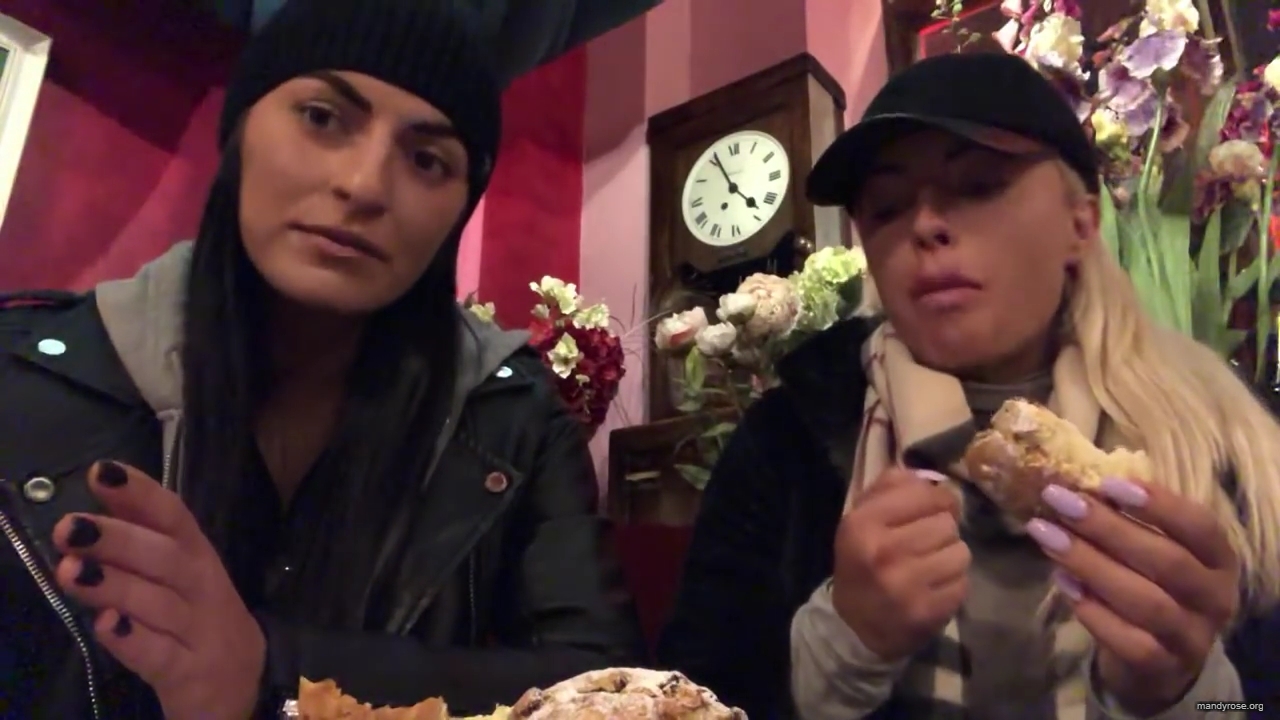 SPECIAL_Episode_of_DAMANDYZ_DONUTZ_in_Manchester_England_at_Richmond_Tea_Rooms21_________mp40168.jpg