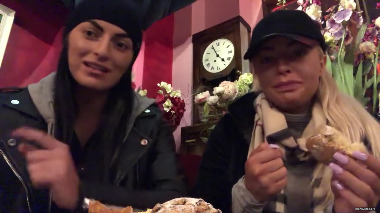 SPECIAL_Episode_of_DAMANDYZ_DONUTZ_in_Manchester_England_at_Richmond_Tea_Rooms21_________mp40170.jpg