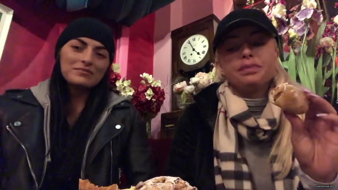 SPECIAL_Episode_of_DAMANDYZ_DONUTZ_in_Manchester_England_at_Richmond_Tea_Rooms21_________mp40172.jpg