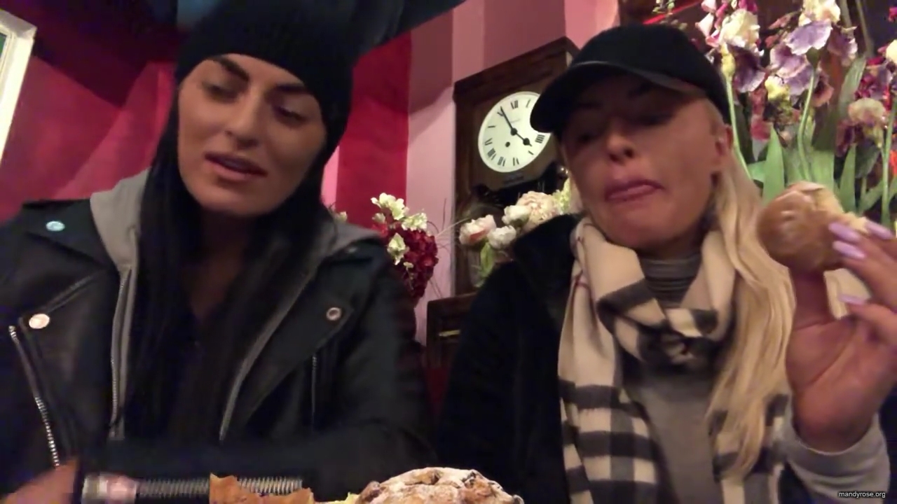 SPECIAL_Episode_of_DAMANDYZ_DONUTZ_in_Manchester_England_at_Richmond_Tea_Rooms21_________mp40173.jpg