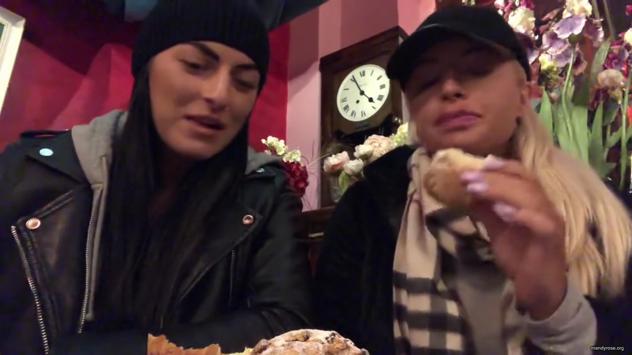 SPECIAL_Episode_of_DAMANDYZ_DONUTZ_in_Manchester_England_at_Richmond_Tea_Rooms21_________mp40174.jpg