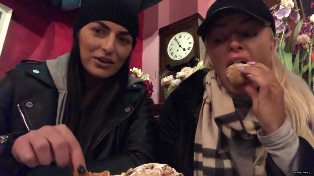 SPECIAL_Episode_of_DAMANDYZ_DONUTZ_in_Manchester_England_at_Richmond_Tea_Rooms21_________mp40175.jpg