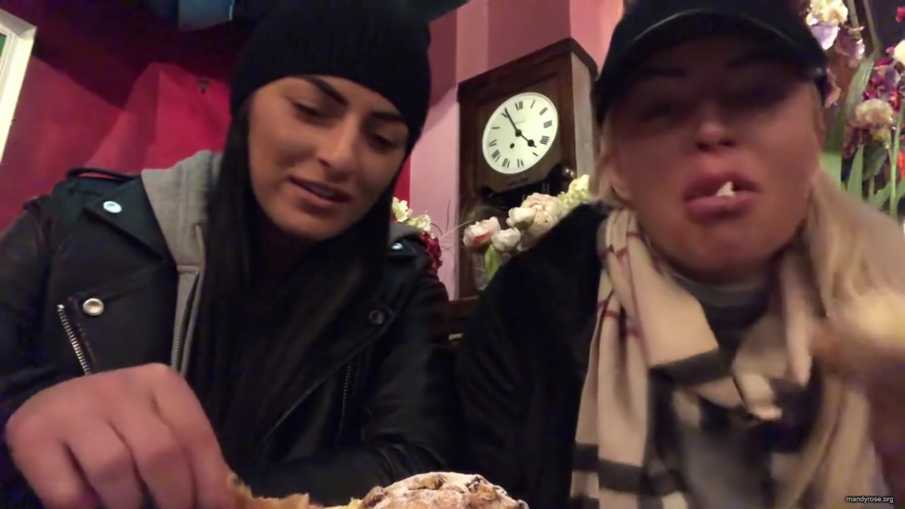 SPECIAL_Episode_of_DAMANDYZ_DONUTZ_in_Manchester_England_at_Richmond_Tea_Rooms21_________mp40176.jpg