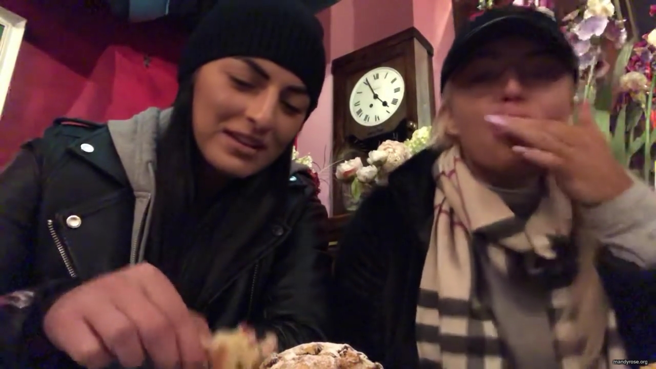 SPECIAL_Episode_of_DAMANDYZ_DONUTZ_in_Manchester_England_at_Richmond_Tea_Rooms21_________mp40177.jpg