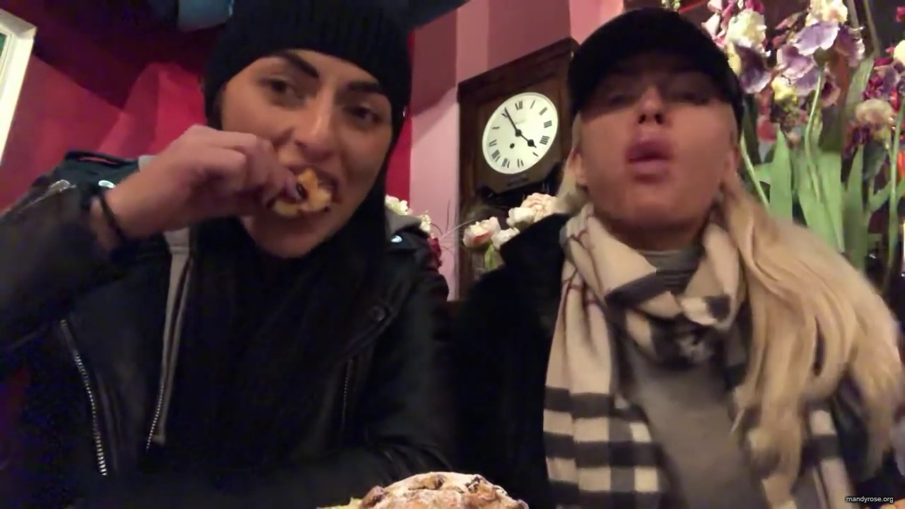 SPECIAL_Episode_of_DAMANDYZ_DONUTZ_in_Manchester_England_at_Richmond_Tea_Rooms21_________mp40178.jpg