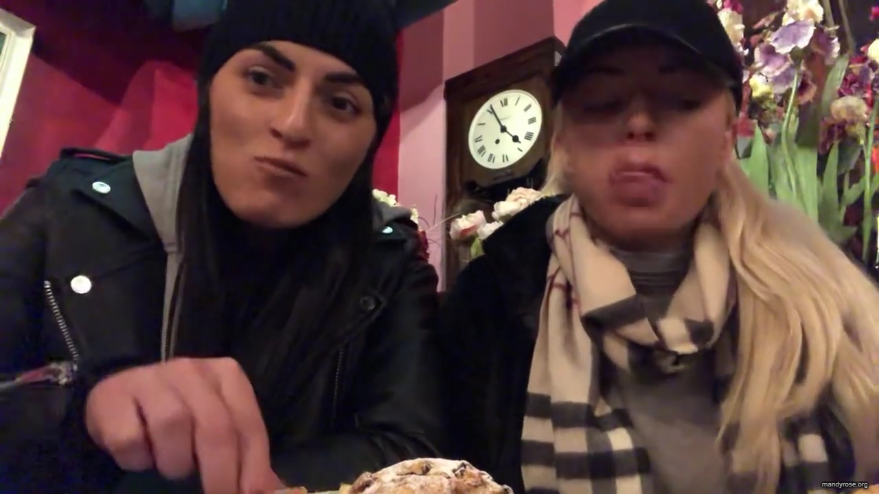 SPECIAL_Episode_of_DAMANDYZ_DONUTZ_in_Manchester_England_at_Richmond_Tea_Rooms21_________mp40179.jpg