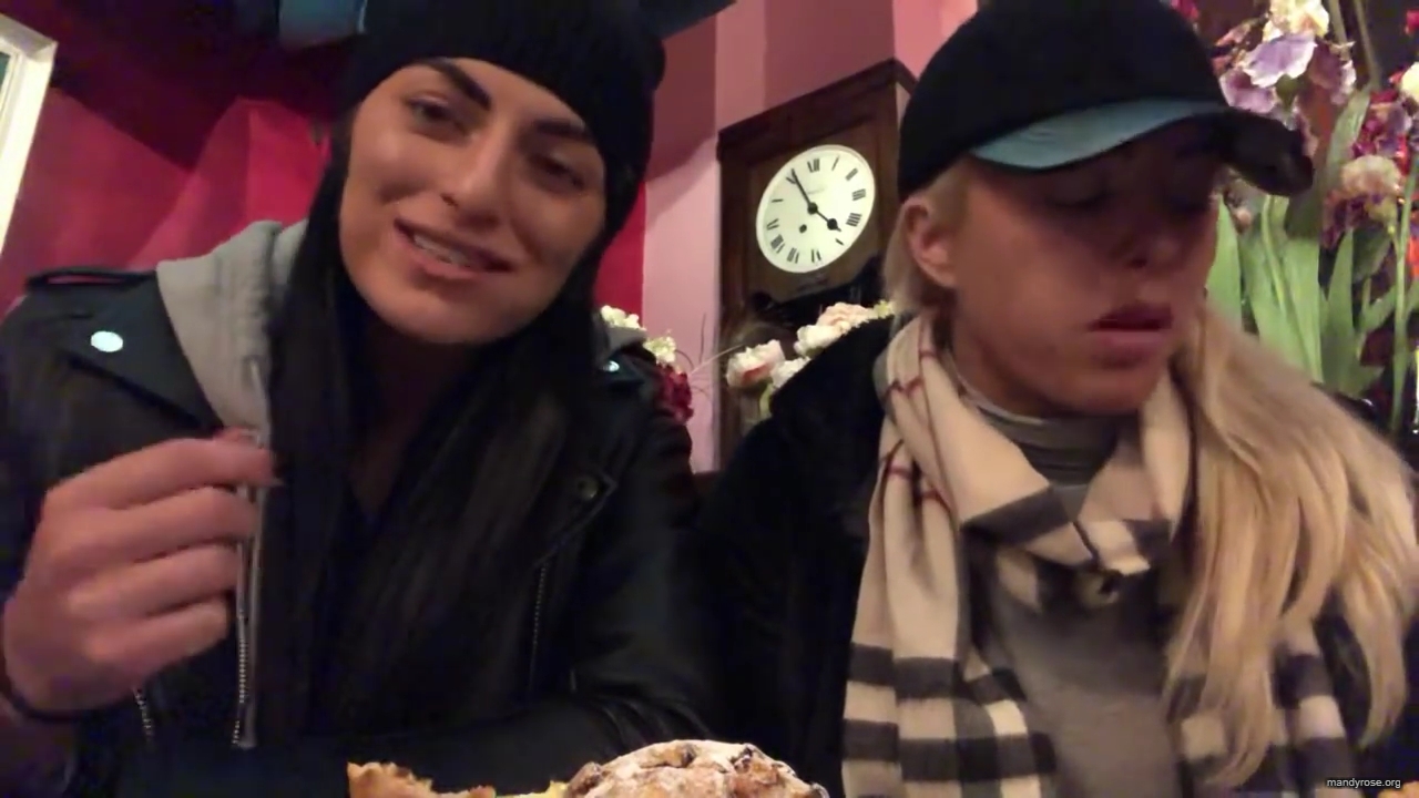 SPECIAL_Episode_of_DAMANDYZ_DONUTZ_in_Manchester_England_at_Richmond_Tea_Rooms21_________mp40180.jpg
