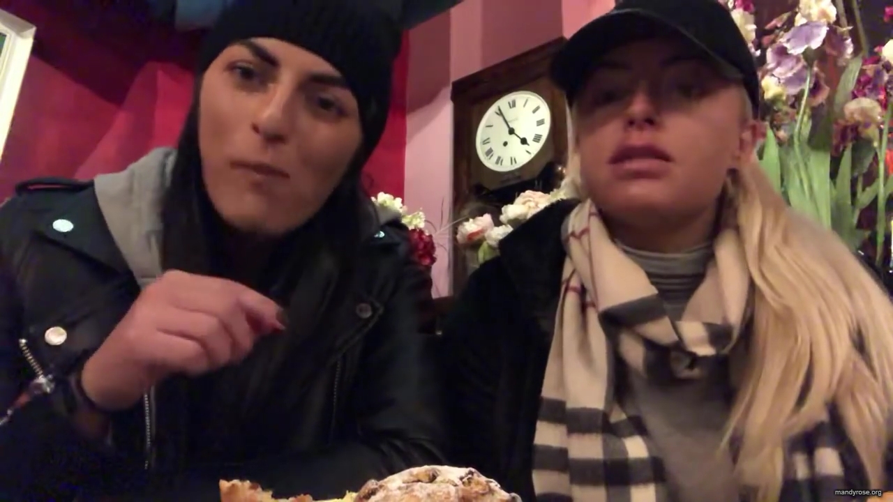 SPECIAL_Episode_of_DAMANDYZ_DONUTZ_in_Manchester_England_at_Richmond_Tea_Rooms21_________mp40181.jpg