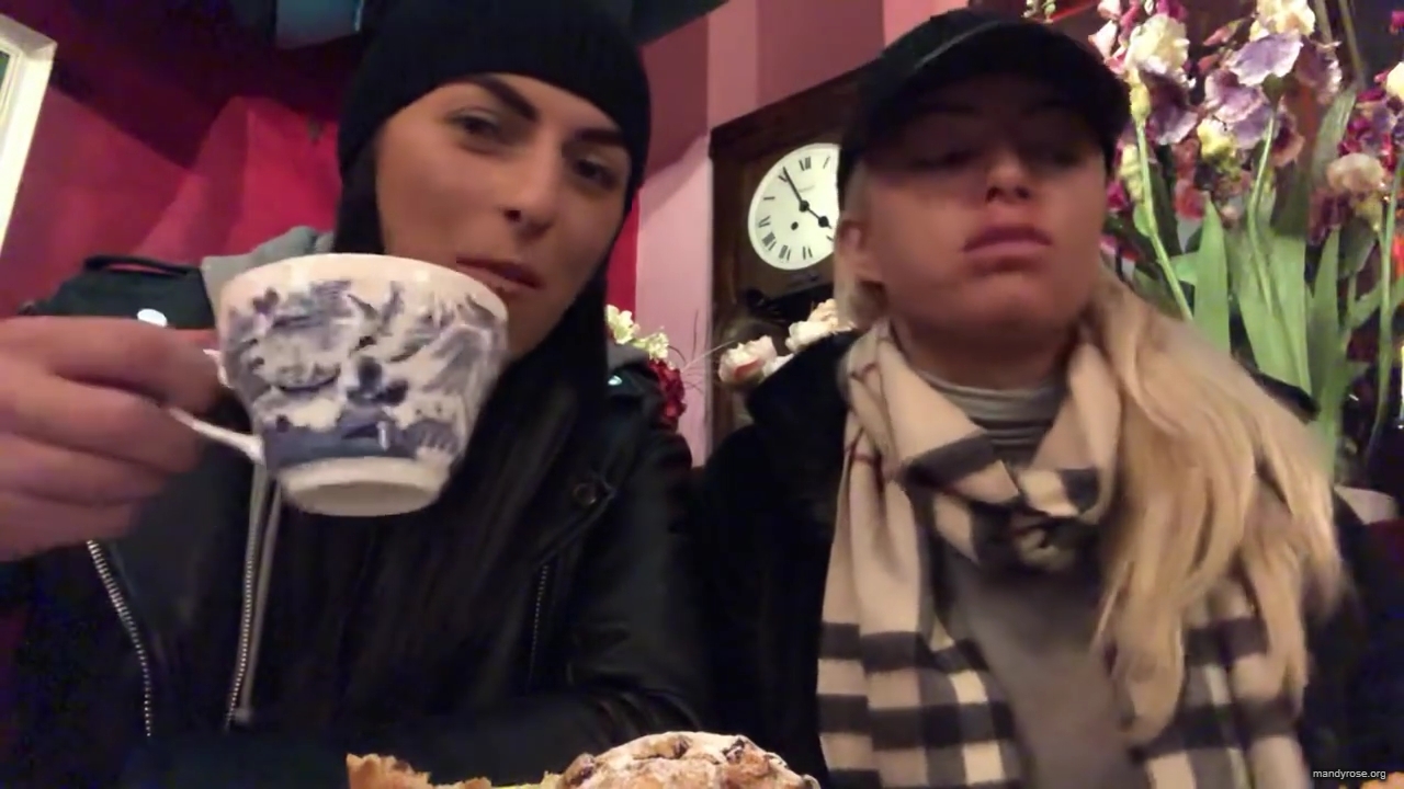 SPECIAL_Episode_of_DAMANDYZ_DONUTZ_in_Manchester_England_at_Richmond_Tea_Rooms21_________mp40184.jpg