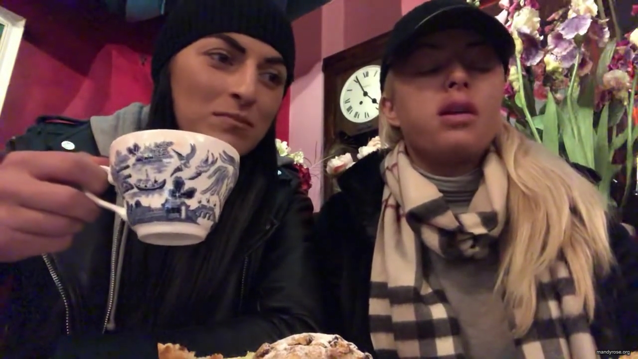 SPECIAL_Episode_of_DAMANDYZ_DONUTZ_in_Manchester_England_at_Richmond_Tea_Rooms21_________mp40185.jpg