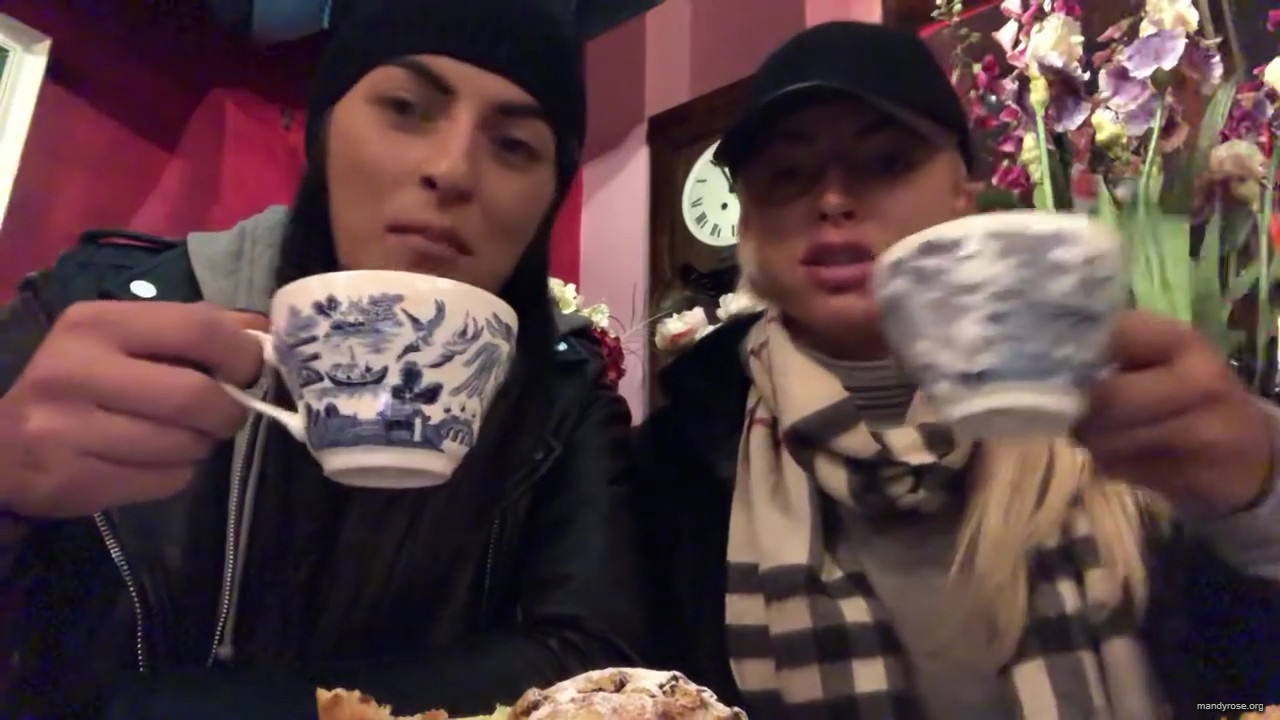 SPECIAL_Episode_of_DAMANDYZ_DONUTZ_in_Manchester_England_at_Richmond_Tea_Rooms21_________mp40186.jpg