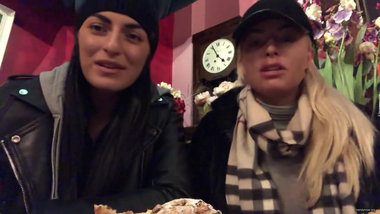SPECIAL_Episode_of_DAMANDYZ_DONUTZ_in_Manchester_England_at_Richmond_Tea_Rooms21_________mp40189.jpg