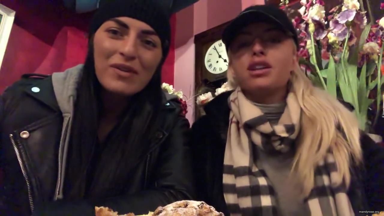SPECIAL_Episode_of_DAMANDYZ_DONUTZ_in_Manchester_England_at_Richmond_Tea_Rooms21_________mp40190.jpg
