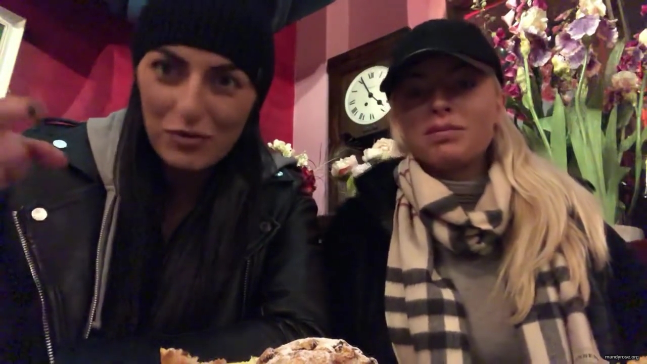 SPECIAL_Episode_of_DAMANDYZ_DONUTZ_in_Manchester_England_at_Richmond_Tea_Rooms21_________mp40191.jpg