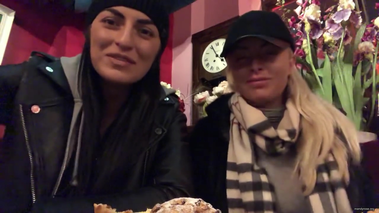 SPECIAL_Episode_of_DAMANDYZ_DONUTZ_in_Manchester_England_at_Richmond_Tea_Rooms21_________mp40192.jpg