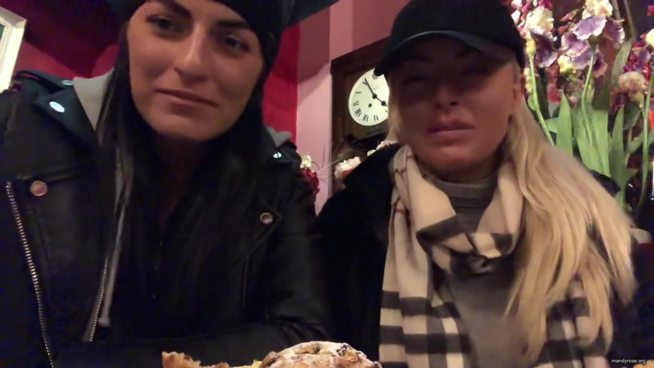 SPECIAL_Episode_of_DAMANDYZ_DONUTZ_in_Manchester_England_at_Richmond_Tea_Rooms21_________mp40193.jpg