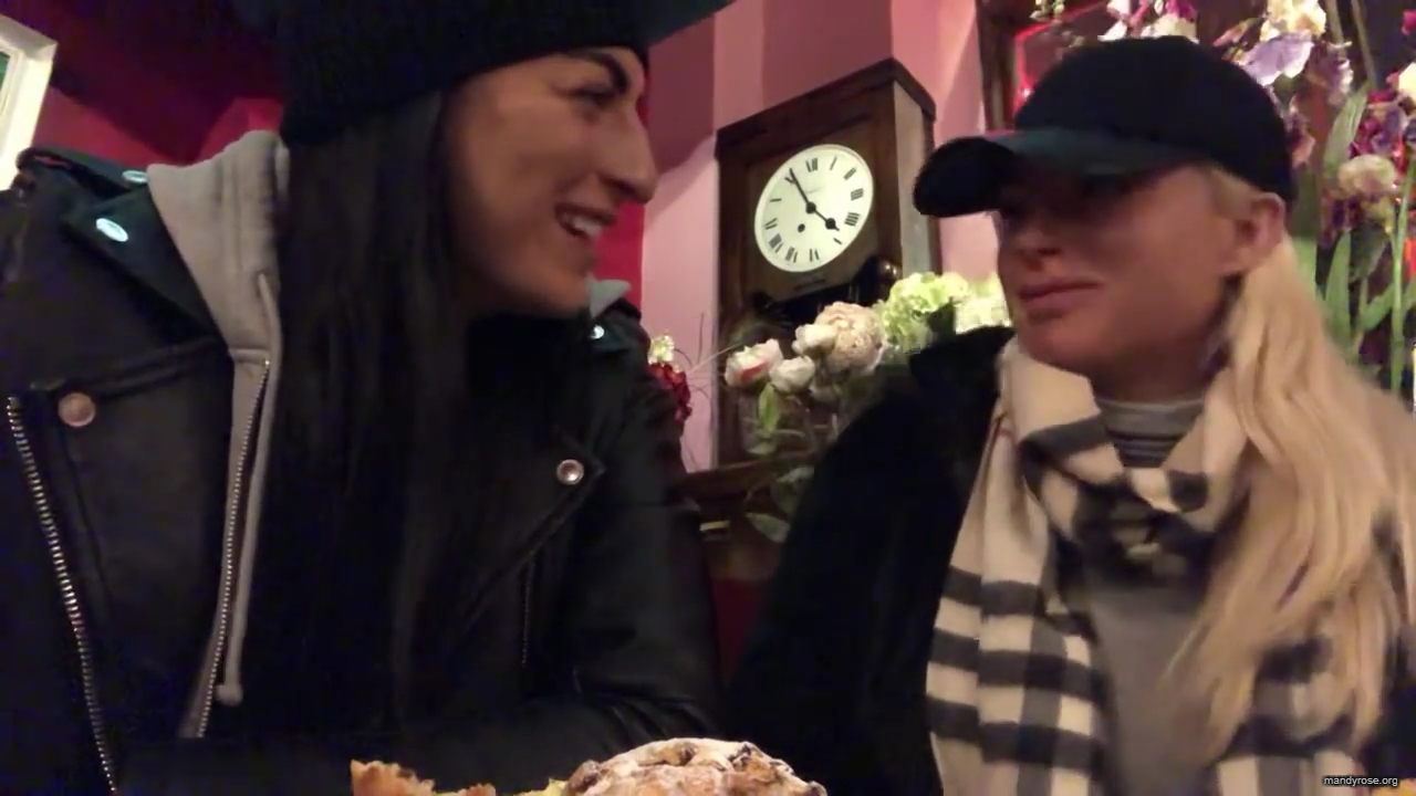 SPECIAL_Episode_of_DAMANDYZ_DONUTZ_in_Manchester_England_at_Richmond_Tea_Rooms21_________mp40195.jpg