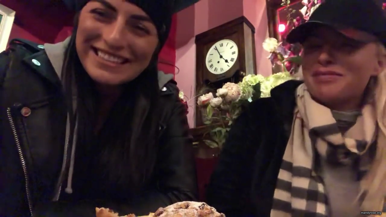 SPECIAL_Episode_of_DAMANDYZ_DONUTZ_in_Manchester_England_at_Richmond_Tea_Rooms21_________mp40196.jpg