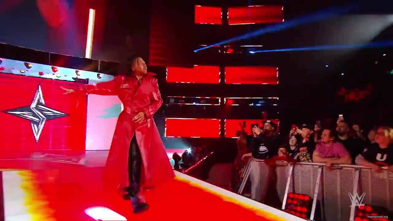 Shinsuke_Nakamura__Mandy_Rose_hit_the_skate_park_in_London_mp40108.jpg