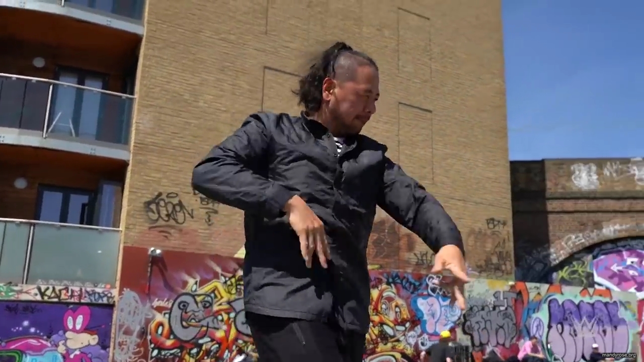 Shinsuke_Nakamura__Mandy_Rose_hit_the_skate_park_in_London_mp40173.jpg