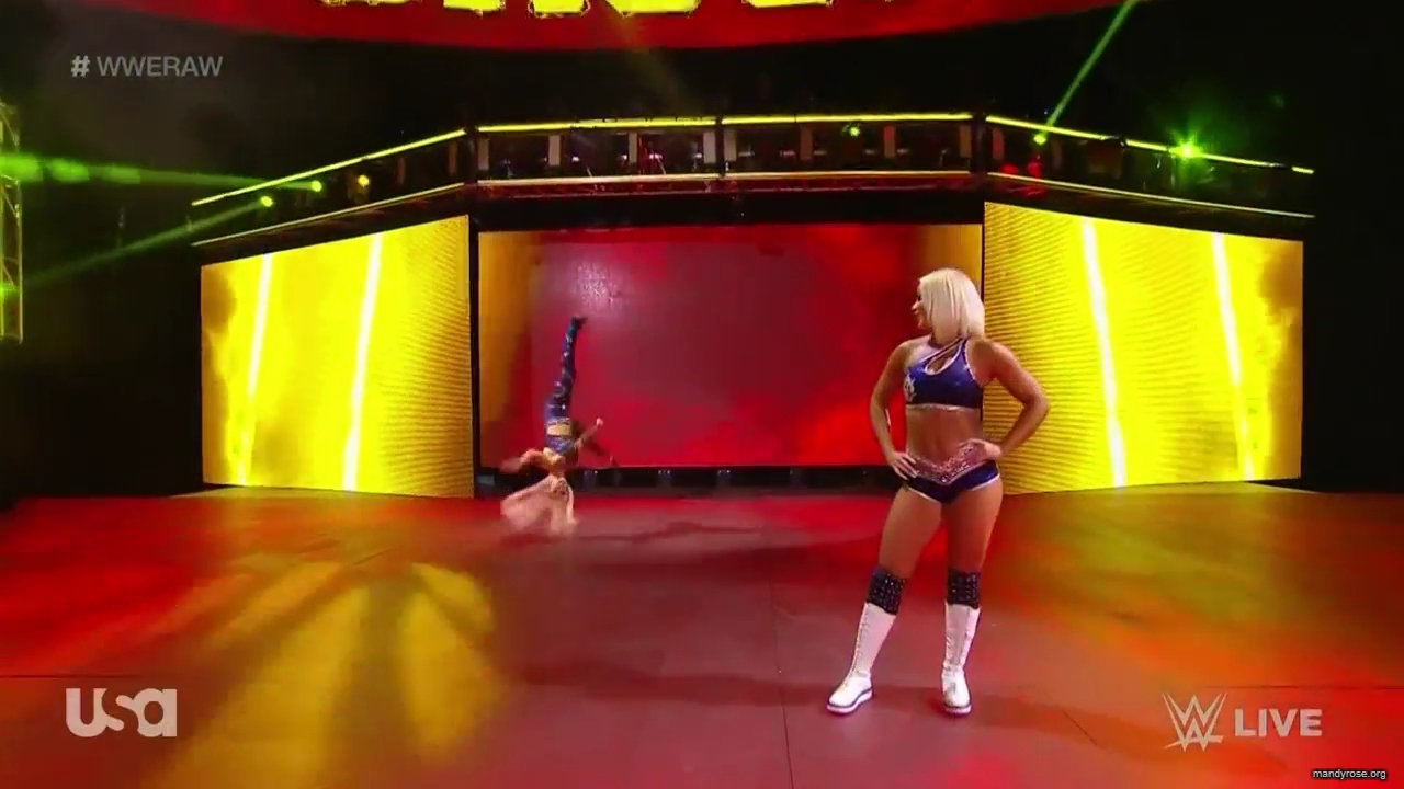 WWE_Monday_Night_Raw_2020_10_05_720p_HDTV_x264-NWCHD_mp40035.jpg