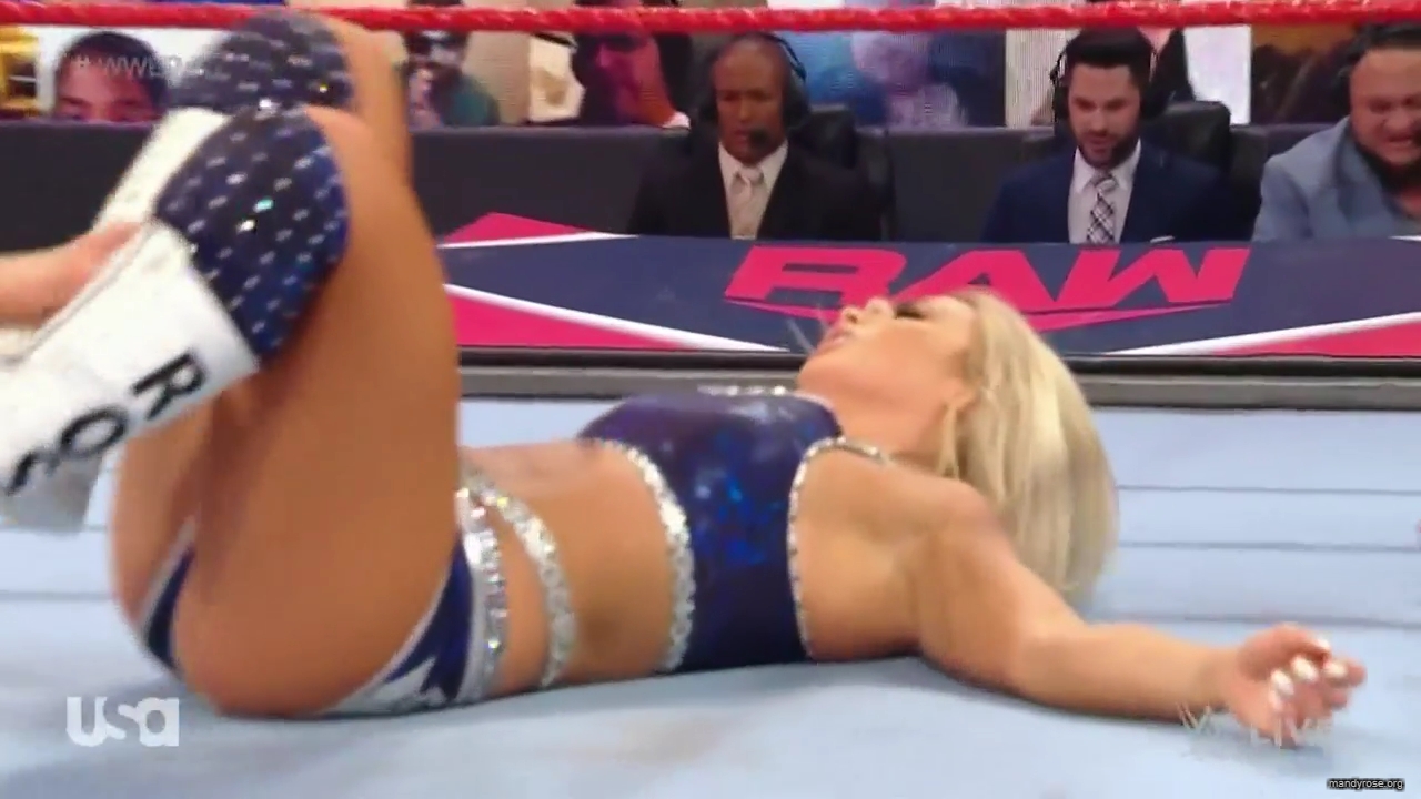 WWE_Monday_Night_Raw_2020_10_05_720p_HDTV_x264-NWCHD_mp40316.jpg