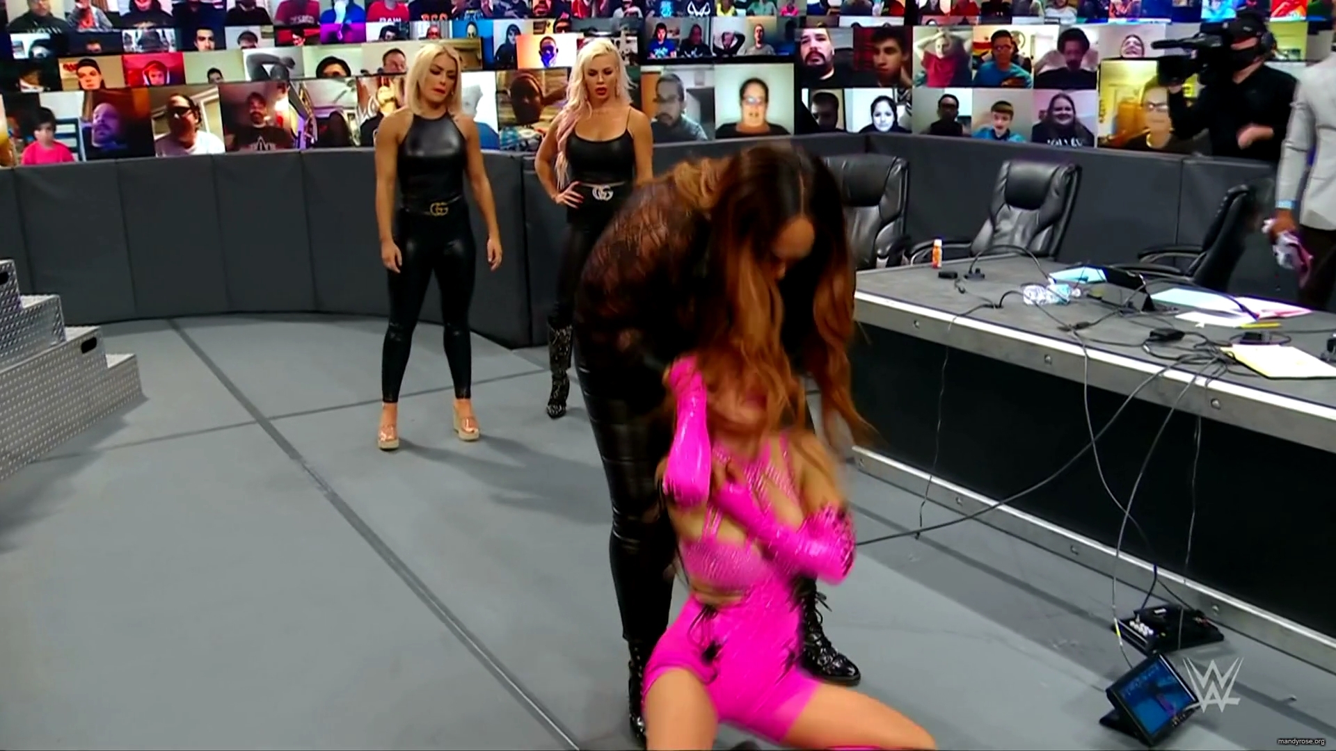 WWE_Monday_Night_Raw_2020_11_09_1080p_HDTV_x264-Srar_mkv0184.jpg