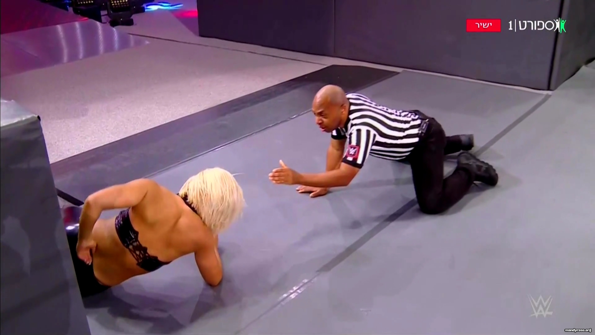 WWE_Monday_Night_Raw_2021_01_04_1080p_HDTV_x264-Star_mkv0070.jpg