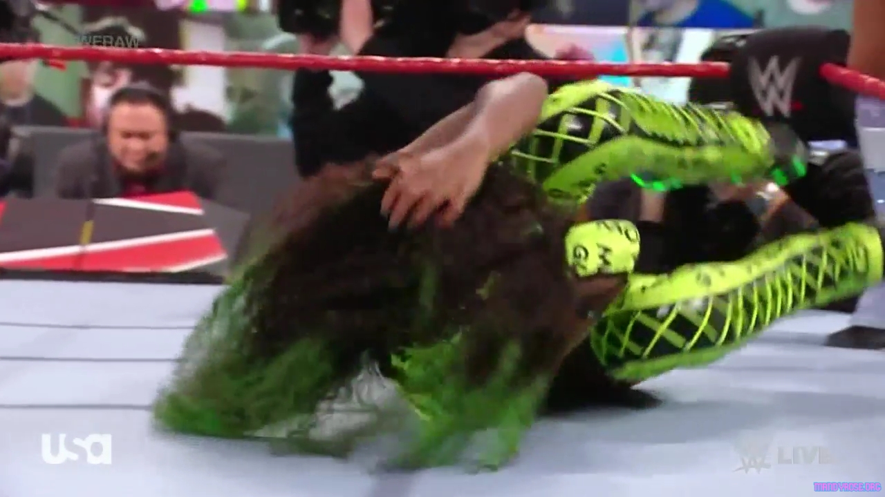 WWE_Monday_Night_Raw_2021_03_15_720p_HDTV_x264-NWCHD_mp40258.jpg