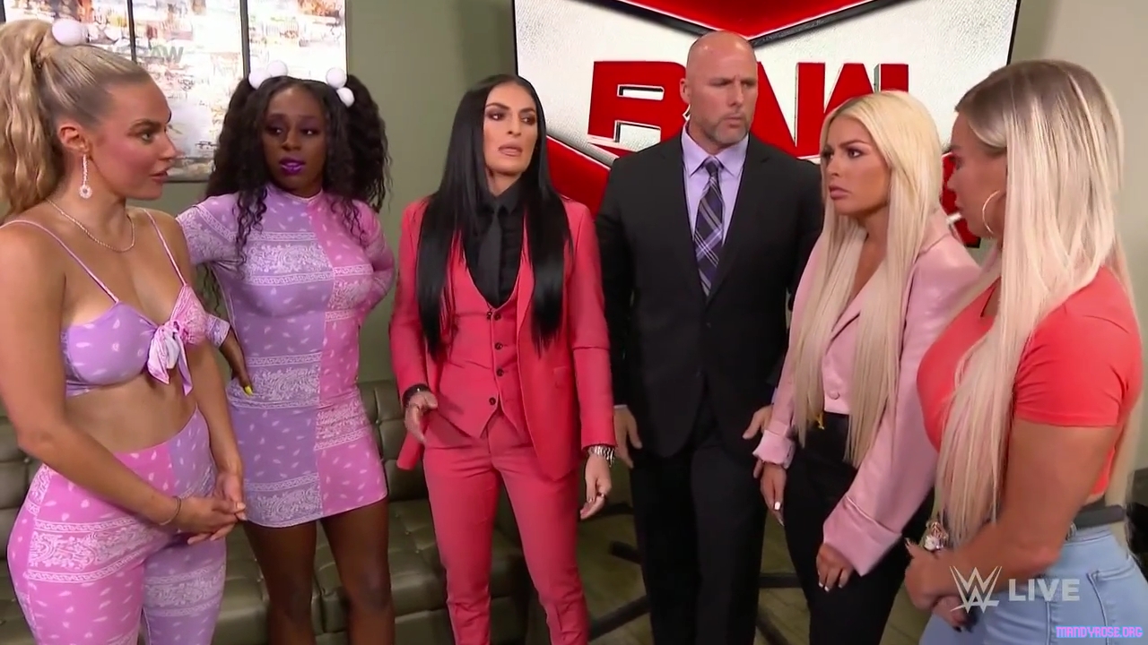 WWE_Monday_Night_Raw_2021_05_17_720p_HDTV_x264-NWCHD_mp40040.jpg