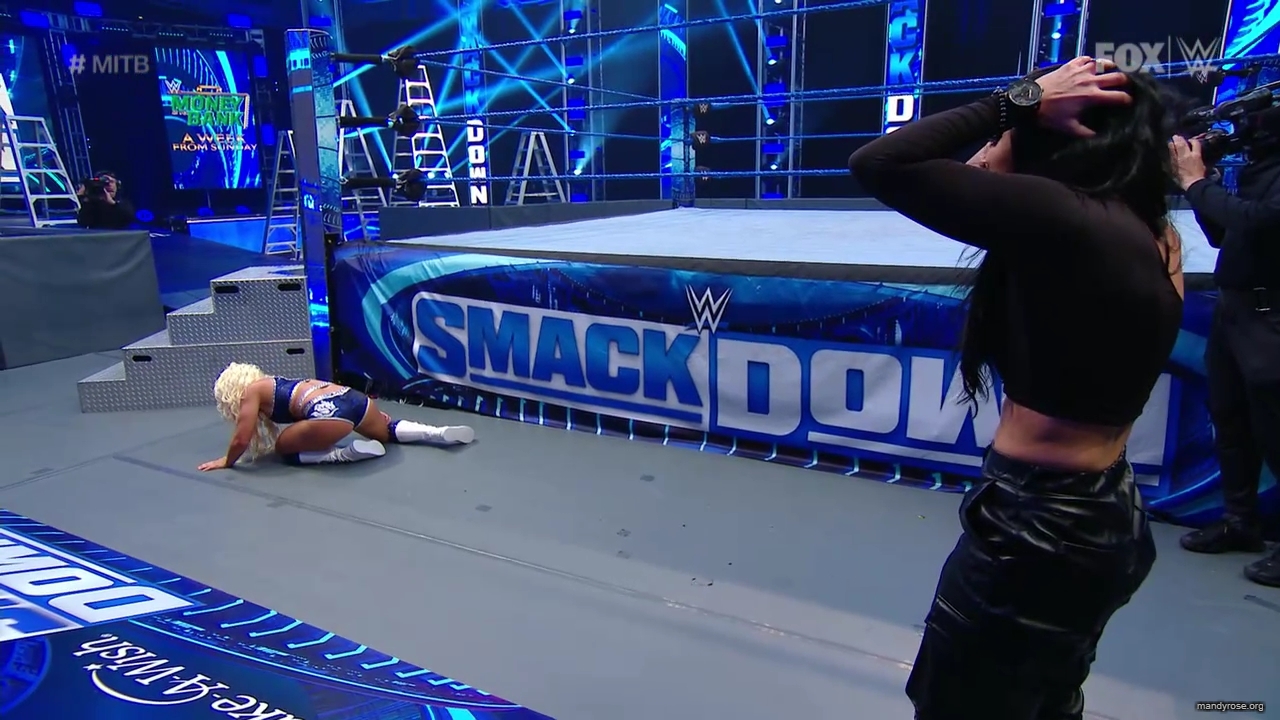 WWE_SmackDown_2020_05_01_720p_WEB_h264-HEEL_mp40501.jpg