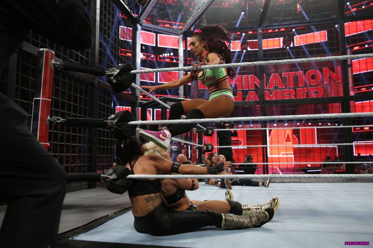 elimination-chamber-2019-wwe-women-s-tag-team-championship-6-maxw-1280.jpg