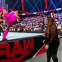 WWE_Monday_Night_Raw_2020_11_09_1080p_HDTV_x264-Srar_mkv0178.jpg