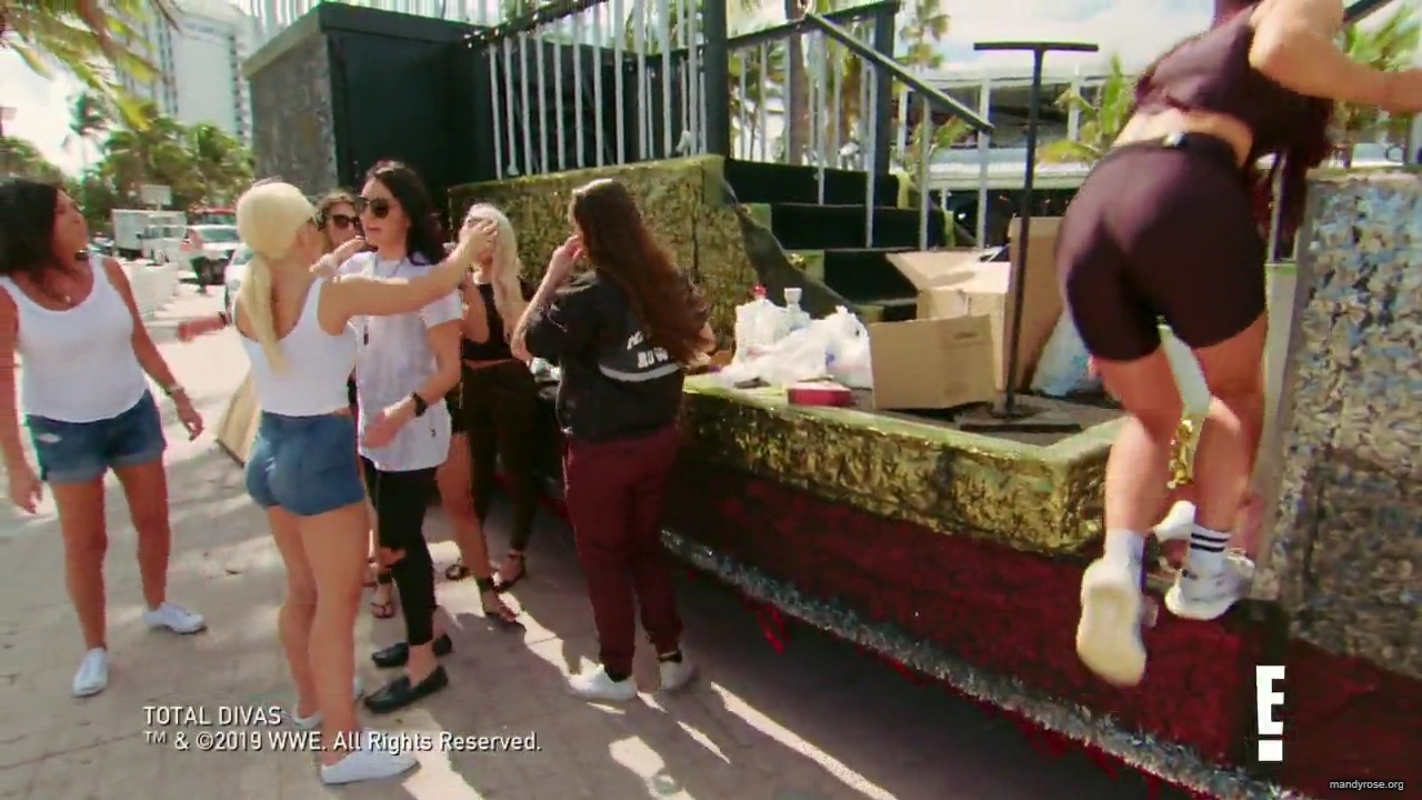 total_divas_s09e02_720p_mp40172.jpg