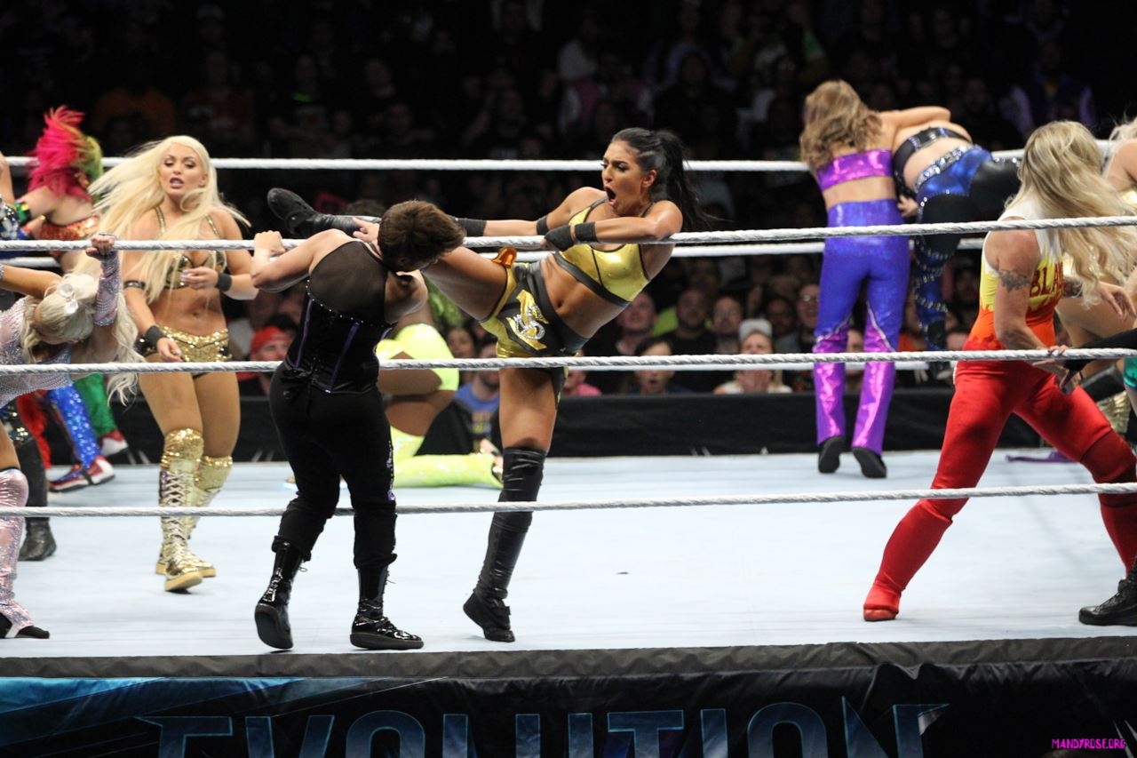 wwe-evolution-2018-nia-jax-vince-la-20-women-battle-royal-6-maxw-1280.jpg